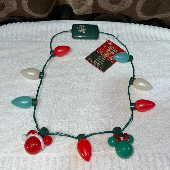 DISNEYPARKS EXCLUSIVE HOLIDAY GLOW LIGHT UP ANIMATED SINGING EARS NECKLACE NWT - Picture 4 of 10